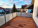 Neuwertige 4-ZKB OG-Whg. mit 12 m² Süd/West-Balkon! Fußbodenheizung/elektrische Rollläden/Videosprechanlage/Keller/Carport! - Balkon