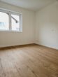 Neuwertige 4-ZKB OG-Whg. mit 12 m² Süd/West-Balkon! Fußbodenheizung/elektrische Rollläden/Videosprechanlage/Keller/Carport! - Schlafzimmer