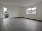 Neuwertige 4-ZKB OG-Whg. mit 12 m² Süd/West-Balkon! Fußbodenheizung/elektrische Rollläden/Videosprechanlage/Keller/Carport! - Wohn- und Essbereich