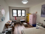 Kinderzimmer 1 - 4-Zimmer Dachterrassen-Wohnung mit 35 m² Dachterrasse! 2 Bäder/3 x Tiefgaragen-Stellplatz/Fußbodenheizung/Videosprechanlage/elektrische Rollläden!